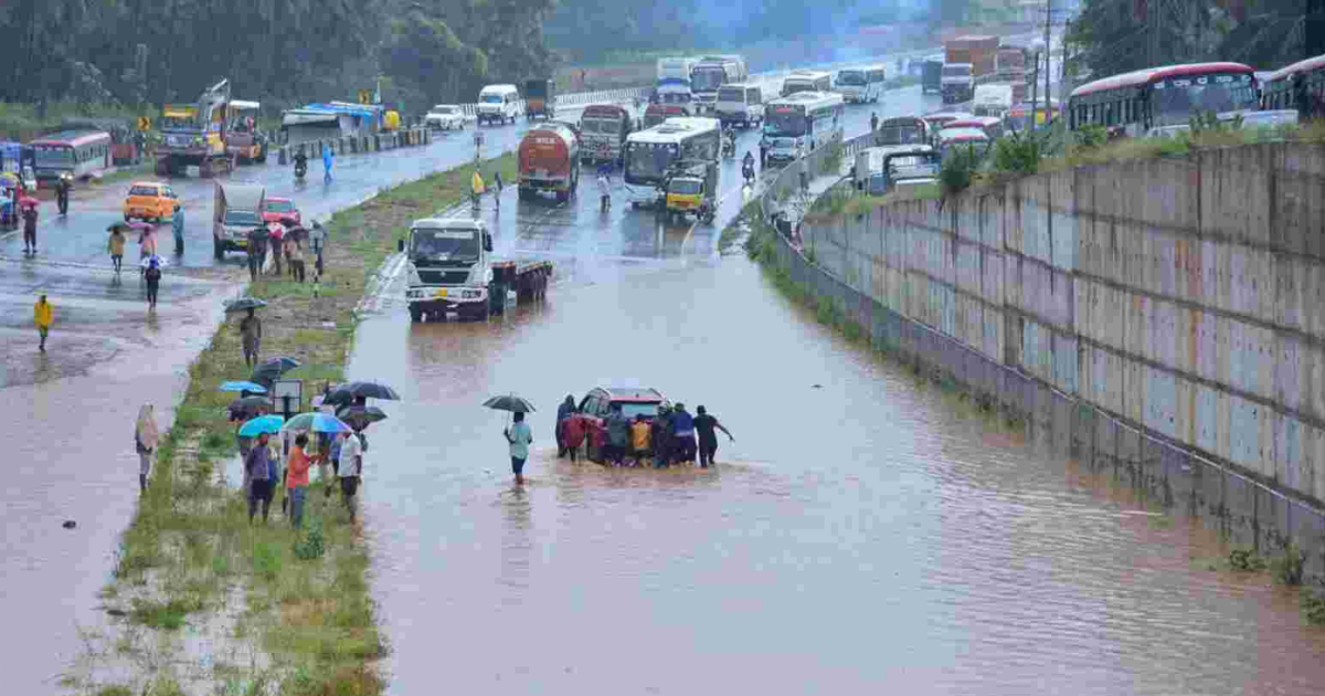 Mandya: Overflowing lake water triggered by rain floods Bengaluru-Mysore highway and residential areas
